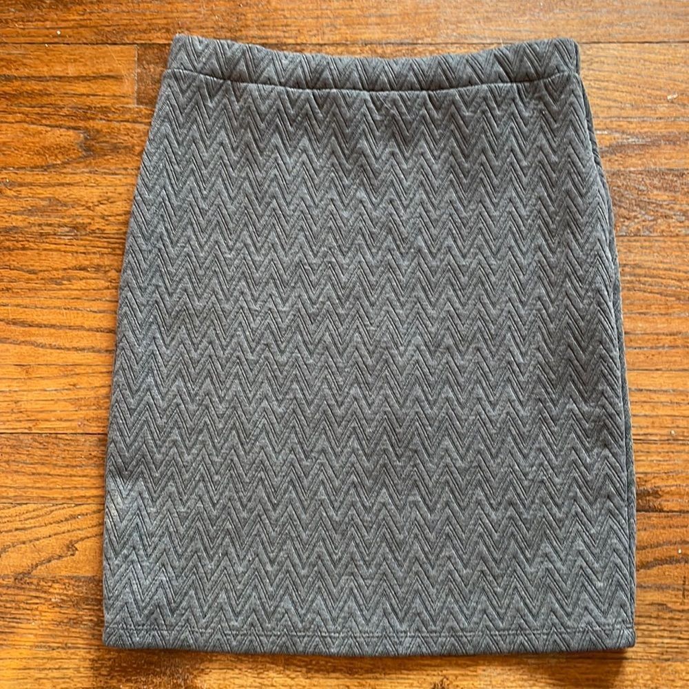 Romeo & Juliet Couture Gray Chevron Skirt